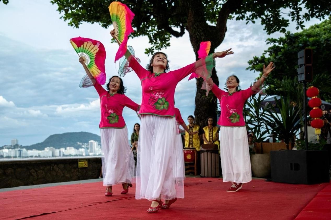 當(dāng)?shù)貢r間2月24日晚，2024年元宵節(jié)慶?；顒釉诎臀骼锛s熱內(nèi)盧市科帕卡巴納要塞舉辦。巴西山河文化促進(jìn)中心供圖