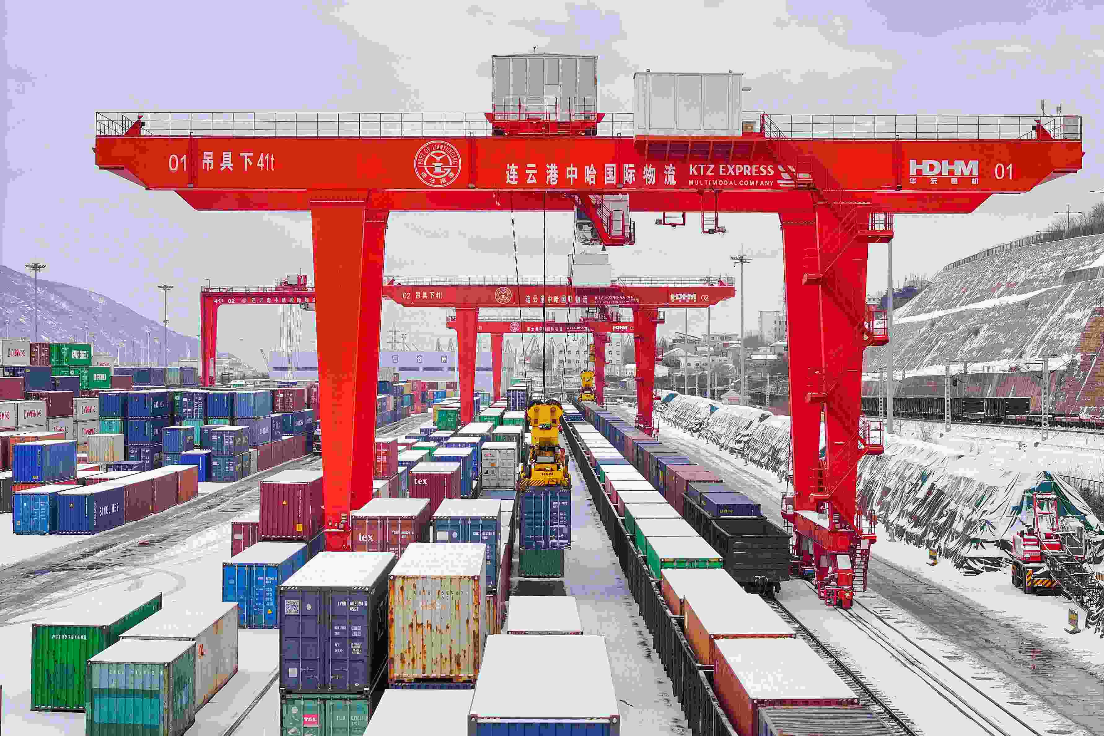 2024年2月22日，江蘇省連云港市中哈連云港物流合作基地，大型機械正在吊裝集裝箱。