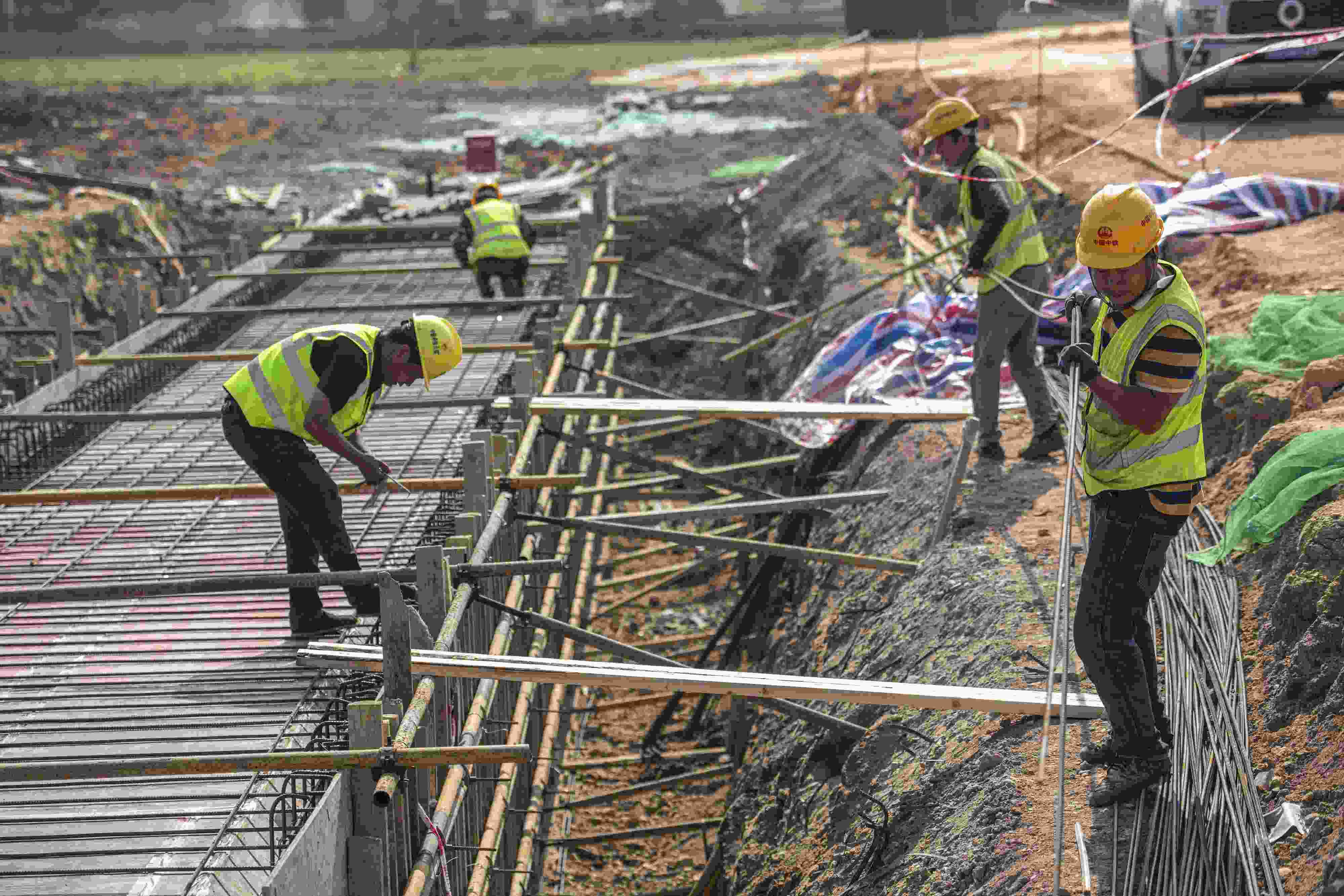 △ 2024年2月20日，海南省瓊海市，工程機械在博鰲樂城國際醫(yī)療旅游先行區(qū)康健路上加緊施工。