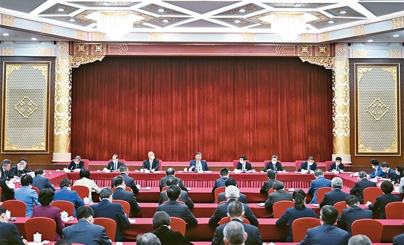 2023年3月6日，中共中央總書記、國家主席、中央軍委主席習(xí)近平看望參加全國政協(xié)十四屆一次會議的民建、工商聯(lián)界委員，并參加聯(lián)組會，聽取意見和建議。中共中央政治局常委、全國政協(xié)十四屆一次會議主席團(tuán)會議主持人王滬寧，中共中央政治局常委蔡奇、丁薛祥參加看望和討論。 新華社記者 謝環(huán)馳/攝