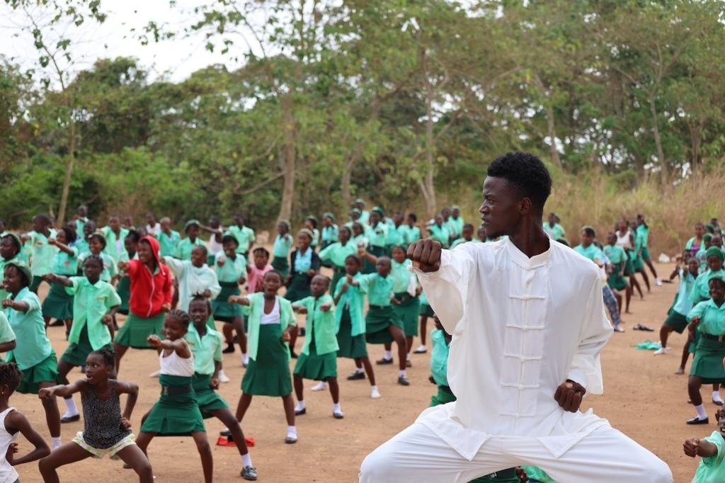 2月20日，在塞拉利昂首都弗里敦，當(dāng)?shù)貙W(xué)生在上武術(shù)課。