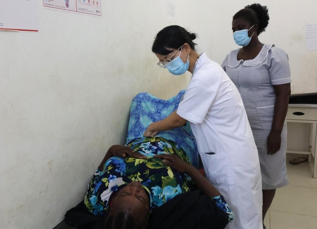 2023年2月27日，在塞拉利昂首都弗里敦，一名中國醫(yī)療隊(duì)的醫(yī)生正在為患者檢查身體。