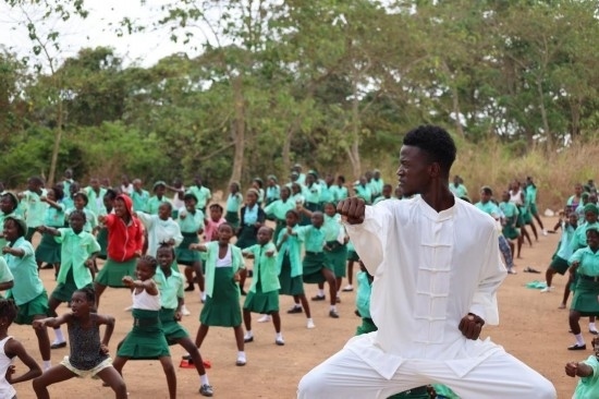 2月20日，在塞拉利昂首都弗里敦，當?shù)貙W生在上武術課。