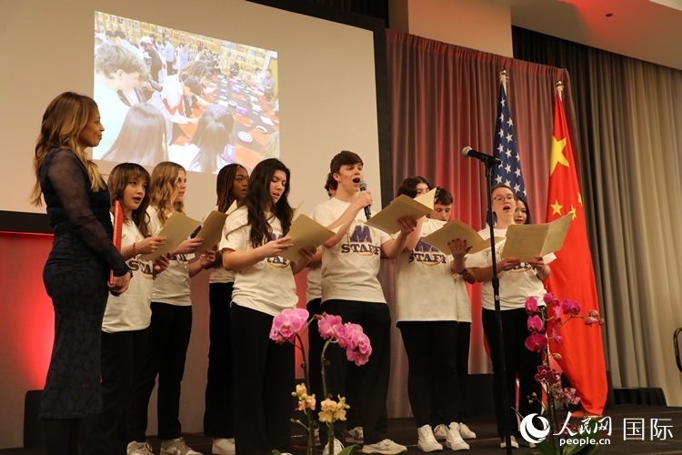 馬斯卡廷中學(xué)的學(xué)生們還深情演唱了表現(xiàn)中美兩國人民友誼的歌曲《情緣留住永恒的記憶》。 人民網(wǎng)記者 李志偉攝