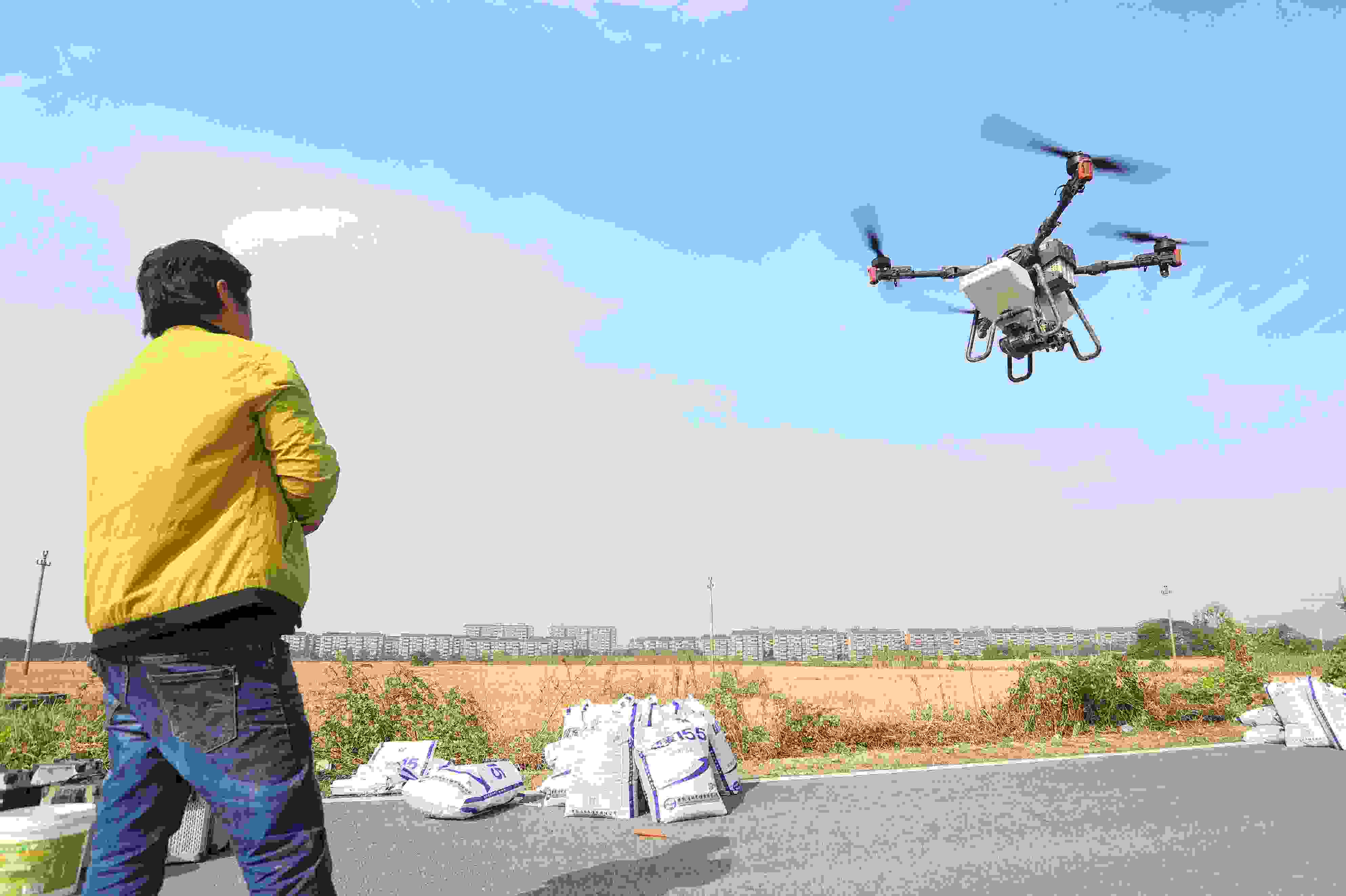 2023年11月15日，浙江嘉興，南湖區(qū)七星街道一處農(nóng)田里，農(nóng)民操縱無人機(jī)進(jìn)行冬小麥飛播。