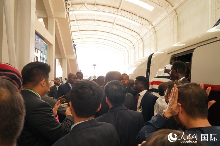 人們爭相前往紅線試乘。人民網記者 姜宣攝