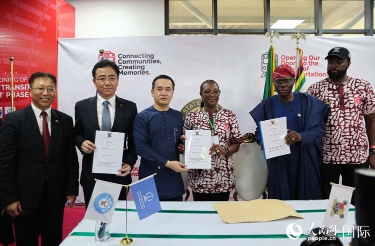 中國土木尼日利亞公司執(zhí)行董事張志臣（左三）與桑沃-奧盧（右二）分別代表雙方簽署了項目二期合同。閆玉娟攝