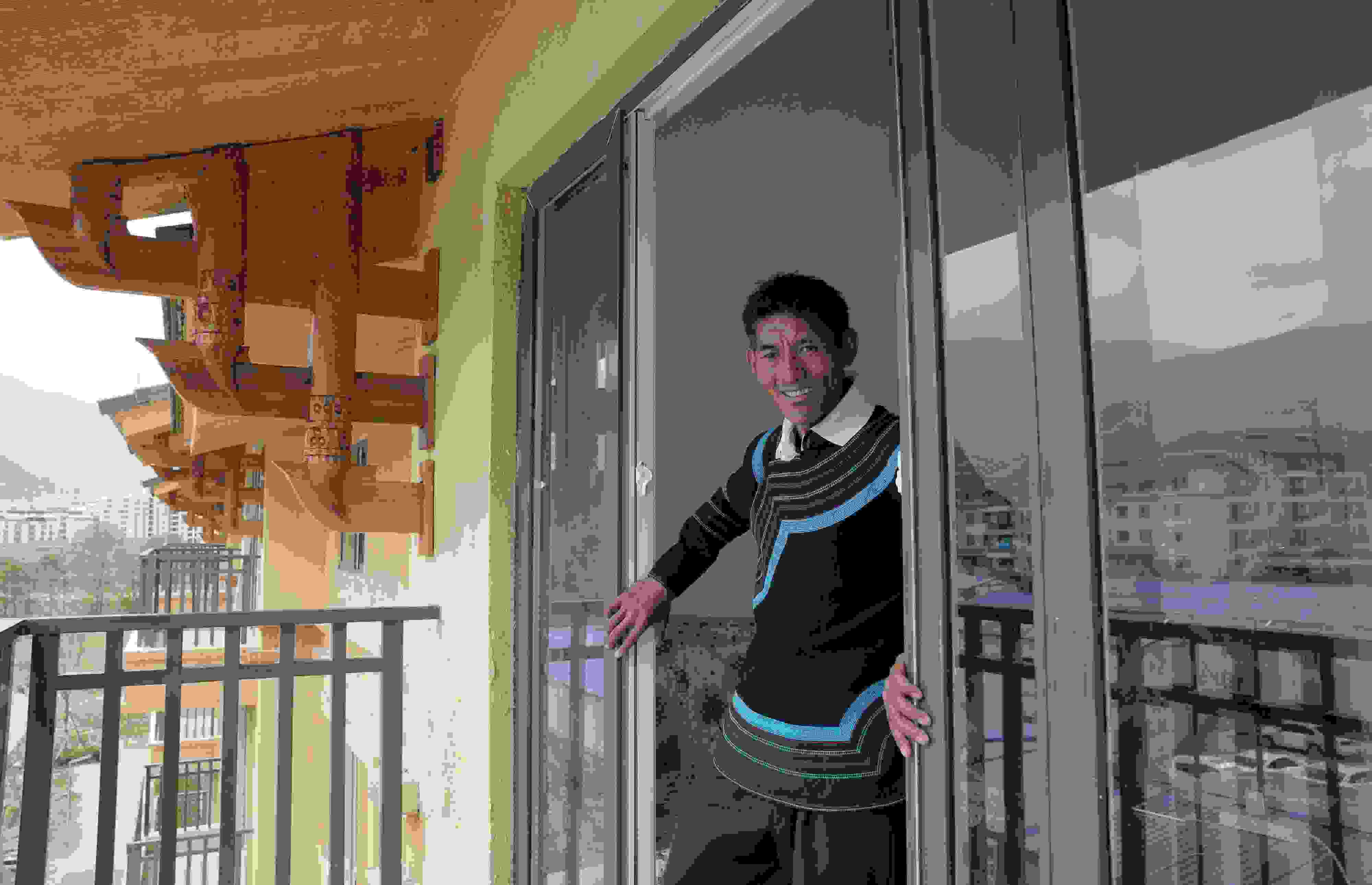 2020年5月14日，四川涼山彝族自治州昭覺縣，“懸崖村”村民某色伍哈入住新房。