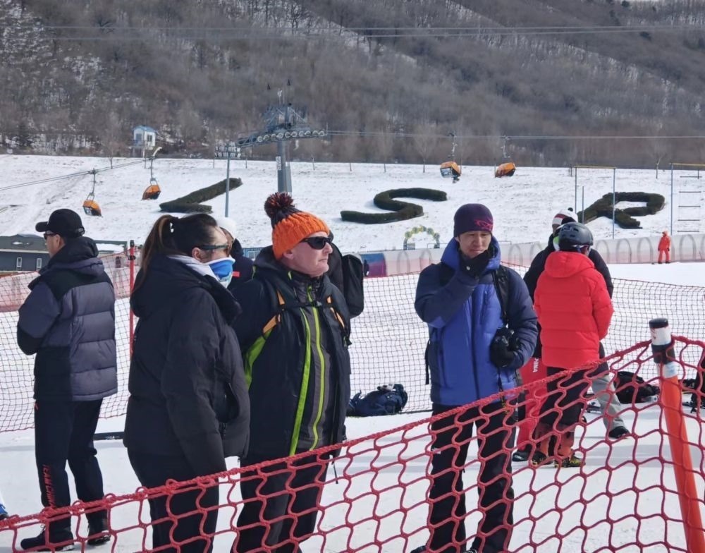 ?皮埃爾·杜邦（左三）在比賽現(xiàn)場。新華社記者 王沁鷗 攝