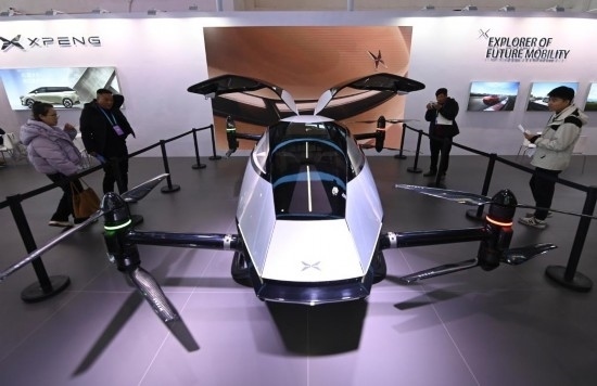 2023年12月1日，在鏈博會(huì)智能汽車鏈展區(qū)小鵬汽車展臺(tái)，參觀者觀看一臺(tái)智能飛行器。新華社記者蔡湘鑫攝