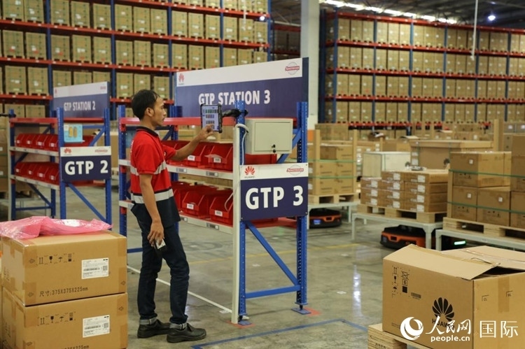 華為5G智能倉(cāng)庫(kù)里，工作人員正在利用智能系統(tǒng)辦公。人民網(wǎng)記者 曹師韻攝