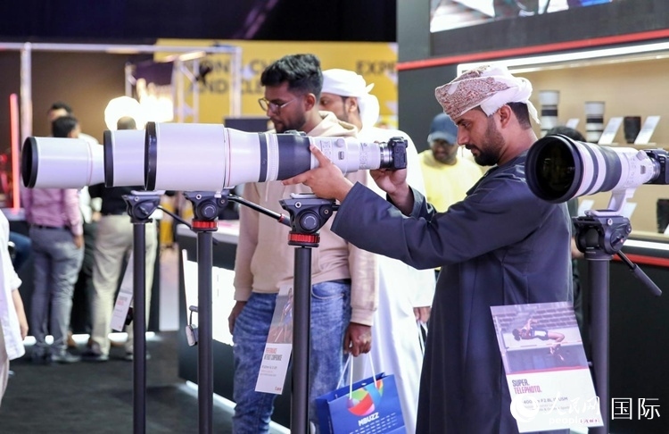 參觀者在體驗攝影設(shè)備。人民網(wǎng)塔里克·易卜拉欣攝