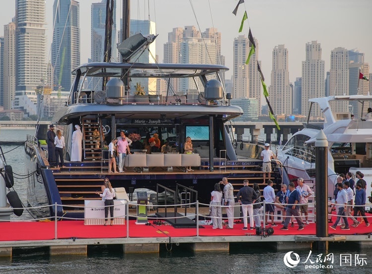 觀眾在參觀游艇。人民網(wǎng) 塔里克·易卜拉欣攝