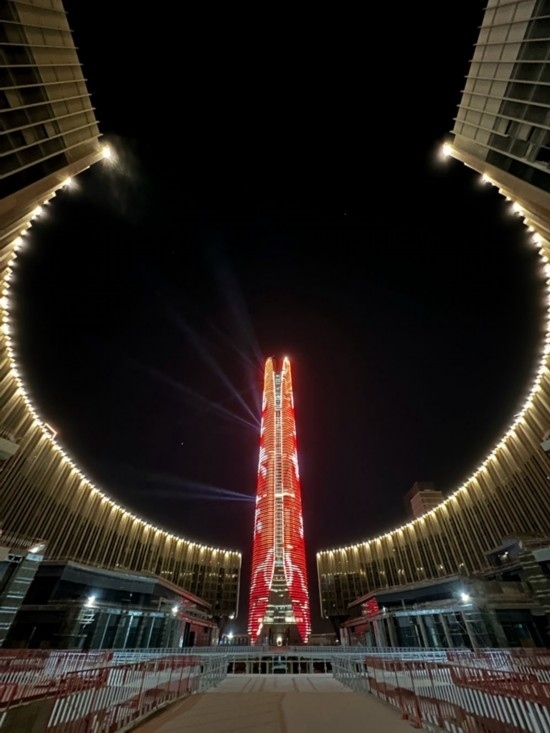  2024年2月9日，埃及開羅以東建設(shè)中的埃及新行政首都中央商務(wù)區(qū)項目上演燈光秀，迎接龍年春節(jié)。新華社發(fā)（黎炳宏攝）