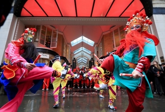  2024年2月10日，來自廣東普寧的英歌舞團演員在英國倫敦伯靈頓拱廊街表演英歌舞。新華社記者 李穎 攝