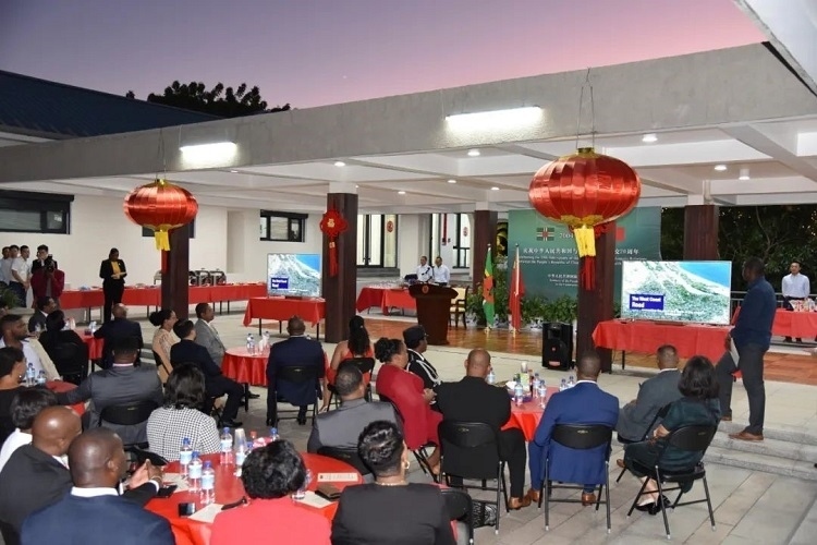 當(dāng)?shù)貢r(shí)間3月13日，慶祝中國(guó)與多米尼克建交20周年招待會(huì)在中國(guó)駐多大使館舉行。中國(guó)駐多米尼克大使館供圖