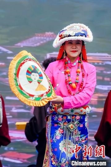 圖為身著民族服飾的演員們展示果洛特色產(chǎn)品。 果洛州文體旅游廣電局 供圖