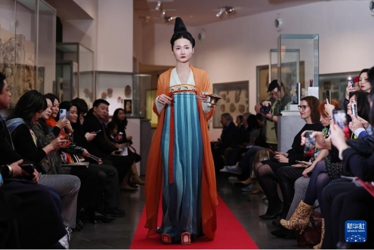 3月13日，在位于法國巴黎的吉美國立亞洲藝術(shù)博物館，模特展示敦煌復(fù)原服飾。新華社記者 高靜 攝