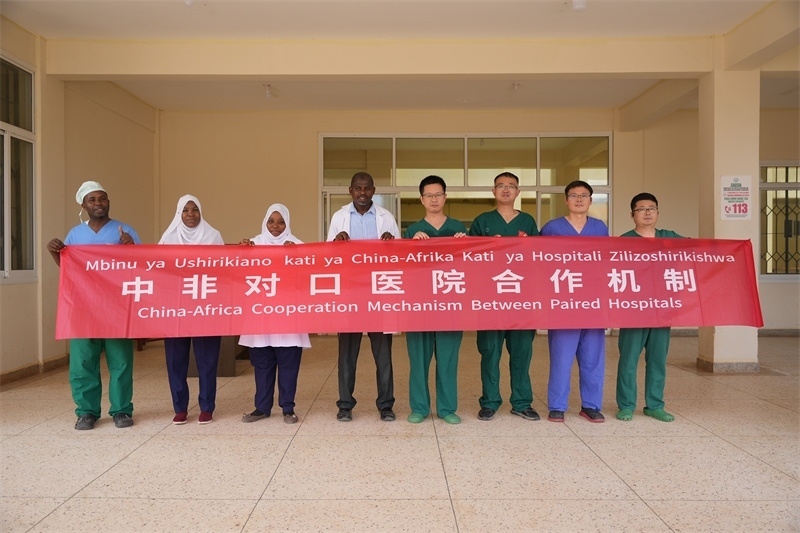 醫(yī)療隊(duì)隊(duì)隊(duì)員和基文吉區(qū)醫(yī)院院長(zhǎng)（左四）及醫(yī)護(hù)人員合影。中國(guó)援桑醫(yī)療隊(duì)供圖