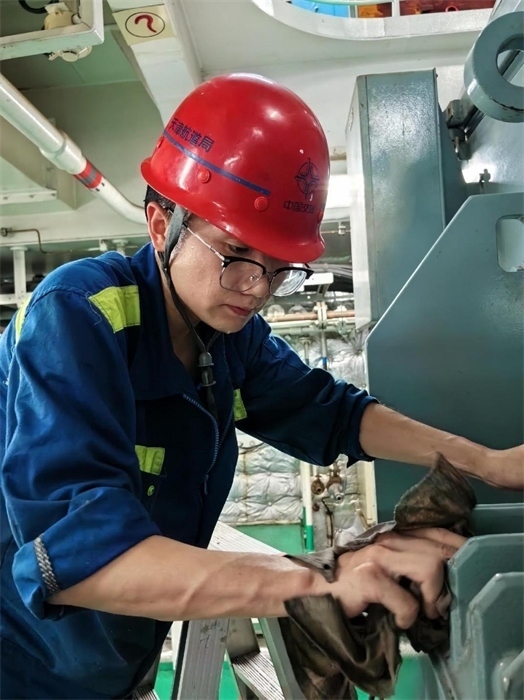 “天鯤號(hào)”工作人員正在對(duì)設(shè)備進(jìn)行清潔維護(hù)?！疤祧H號(hào)”供圖