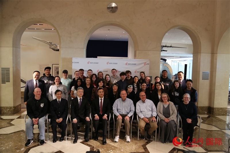 美國高中學(xué)生交流團全體與前來送行的各方代表合影。人民網(wǎng)記者 鄧圩攝