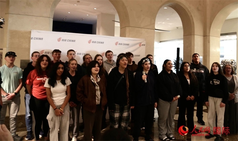 全體美國高中生合唱《希望的田野》。人民網(wǎng)記者 鄧圩攝