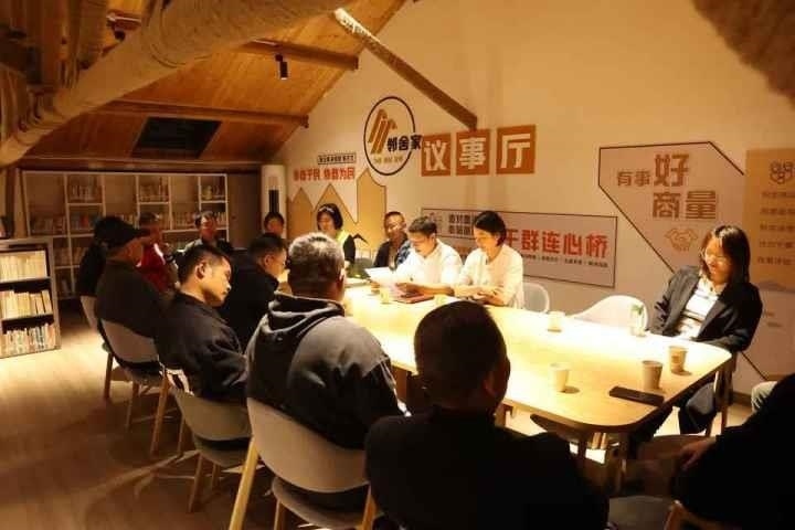 △浙江金華武義縣后陳村“鄰舍家”協(xié)商議事會討論舊村改造事宜。