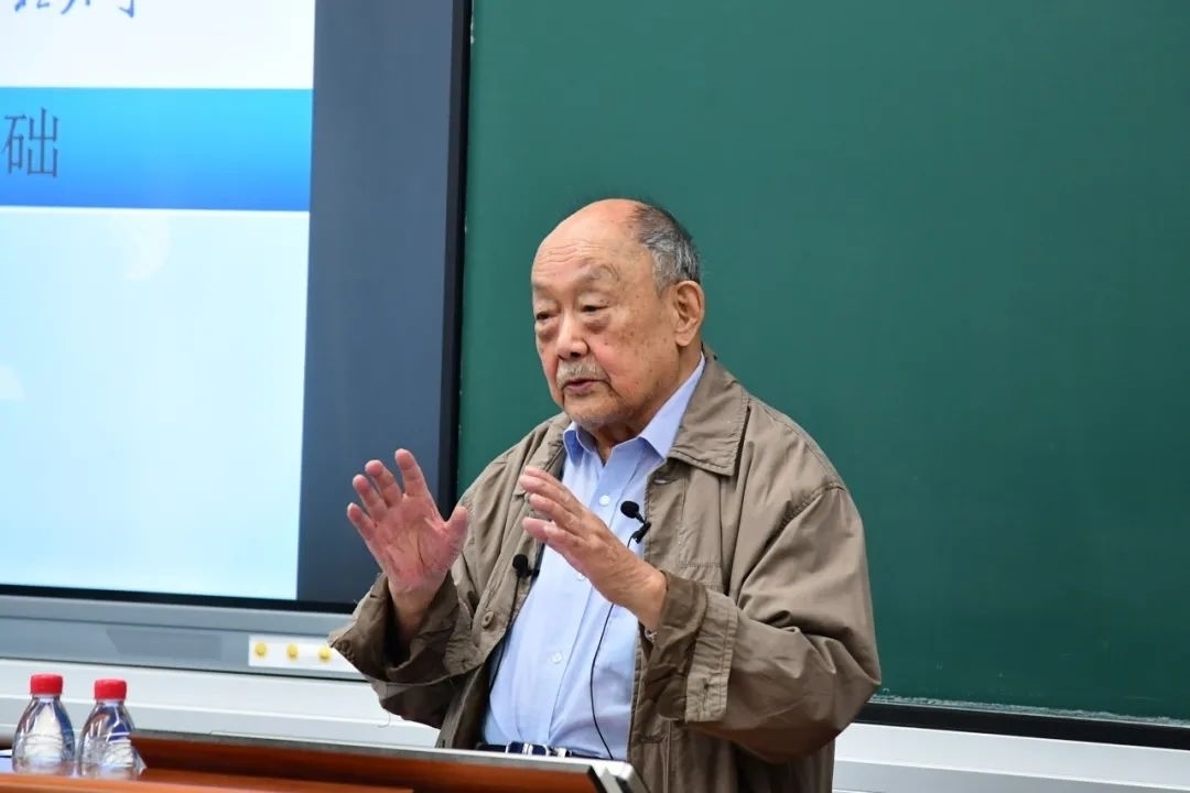 91歲的楊士莪院士“一站到底”為學(xué)生授課。哈爾濱工程大學(xué)供圖