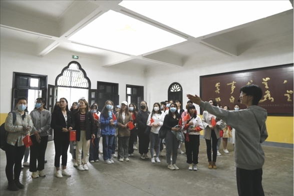 2021年5月20日，少數(shù)民族學(xué)生在湖南第一師范學(xué)院進(jìn)行紅色研學(xué)活動，共同追尋那段紅色歲月的足跡。