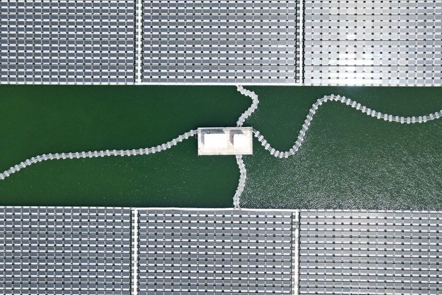 2022年8月25日拍攝的潁上縣毛圩水上光伏電站（無人機照片）。近年來，安徽省阜陽市潁上縣古城鎮(zhèn)積極推進(jìn)采煤沉陷區(qū)治理工作，將昔日的采煤沉陷區(qū)建設(shè)成水上光伏電站，既減少占用土地面積，又能生產(chǎn)清潔能源。