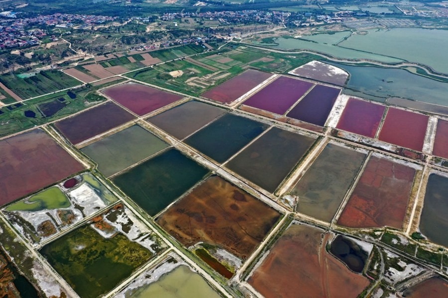這是2023年7月11日拍攝的山西運城鹽湖一角（無人機照片）。按照“生態(tài)優(yōu)先、保護為主、適度開發(fā)”的原則，2020年9月，運城市全面停止鹽湖范圍內(nèi)的工業(yè)生產(chǎn)活動。近年來，千年鹽湖正在向生態(tài)保護、風(fēng)貌重塑、產(chǎn)業(yè)轉(zhuǎn)型、全域旅游的“綠色發(fā)展”轉(zhuǎn)變。