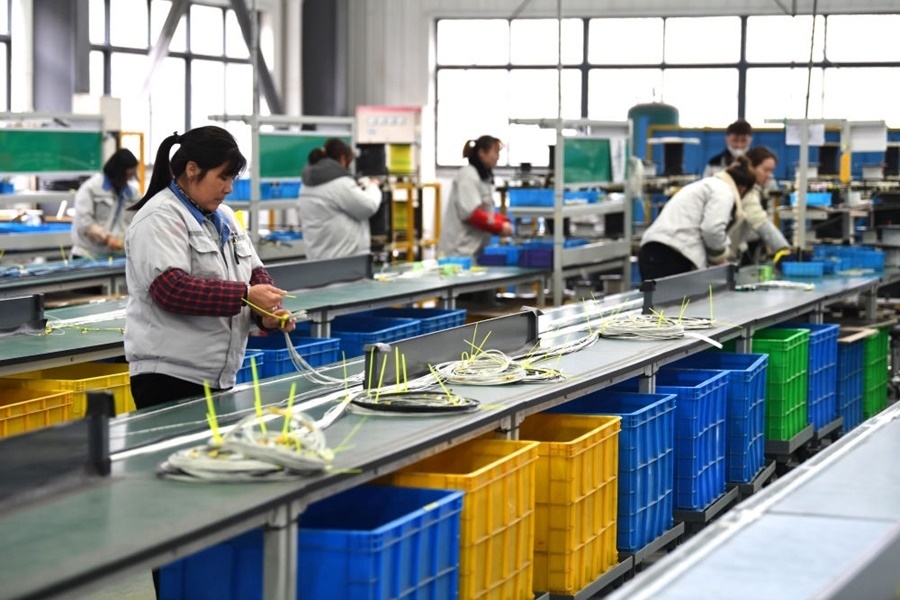 2022年2月16日，工作人員在安徽省滁州市汊河軌道交通裝備產(chǎn)業(yè)園的一家軌道交通裝備企業(yè)生產(chǎn)線上忙碌。安徽省滁州市來安縣汊河鎮(zhèn)地處皖蘇交界，緊鄰南京市江北新區(qū)。近年來，來安縣成為承接南京產(chǎn)業(yè)轉(zhuǎn)移的前沿陣地，汊河這個曾經(jīng)的傳統(tǒng)農(nóng)業(yè)小鎮(zhèn)緊抓機遇，開始深度融入長三角，參與產(chǎn)業(yè)協(xié)作分工。產(chǎn)業(yè)園吸引了越來越多長三角地區(qū)軌道交通企業(yè)入駐，形成了鐵路客車、城際軌道零部件研發(fā)、生產(chǎn)、銷售的產(chǎn)業(yè)集群。