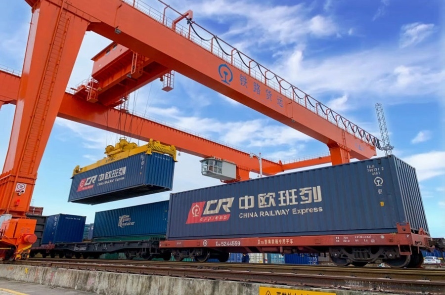 2022年4月29日，在鐵路合肥北站物流基地集裝箱作業(yè)區(qū)，龍門吊吊裝準(zhǔn)備發(fā)運的中歐班列集裝箱。