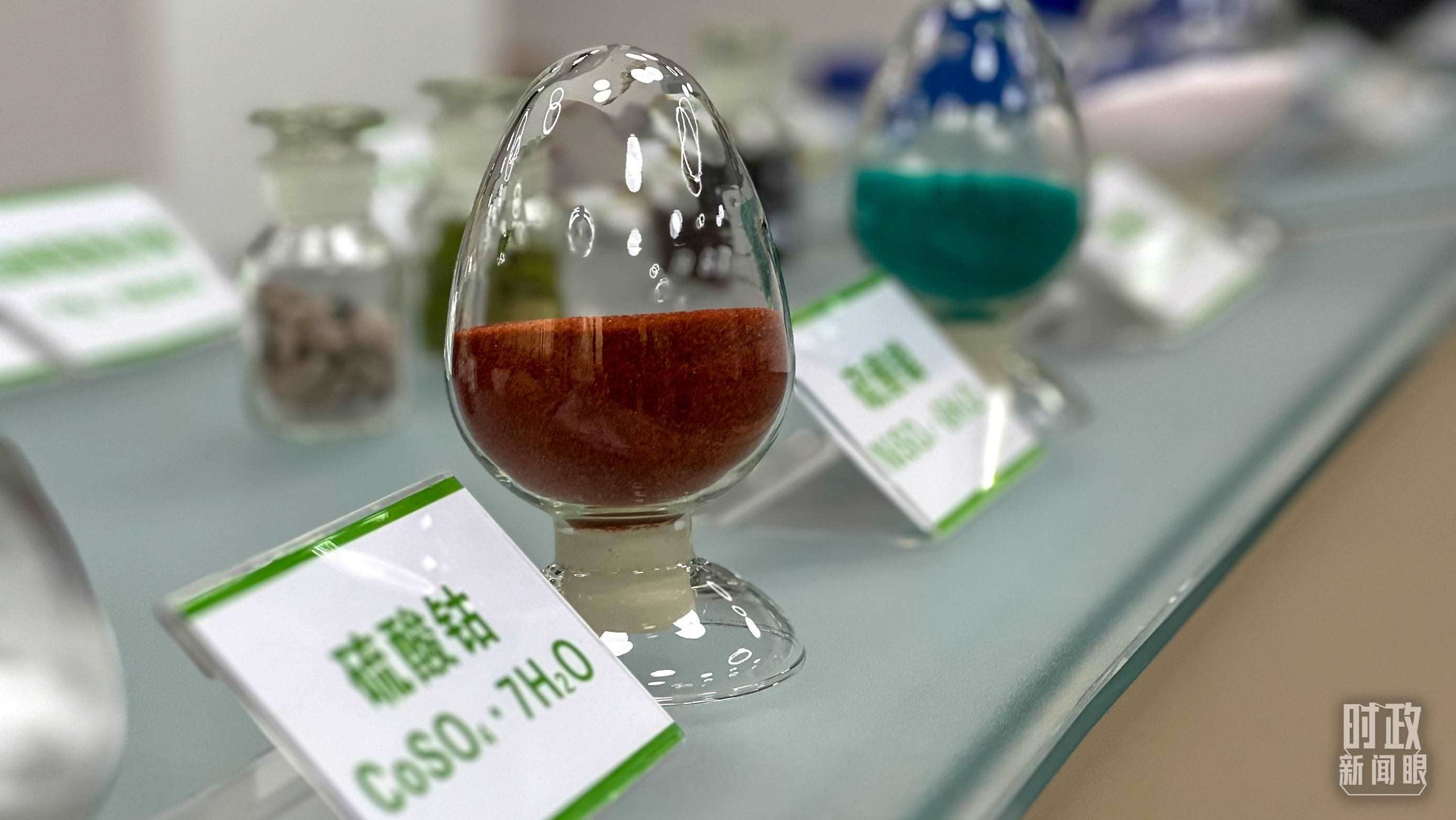 △巴斯夫杉杉電池材料有限公司的產(chǎn)品展示。（總臺(tái)央視記者李煒拍攝）