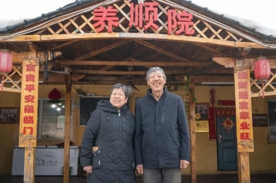 在伊春市友好區(qū)，伊春森工上甘嶺林業(yè)局有限責(zé)任公司溪水林場(chǎng)分公司退休職工劉養(yǎng)順（右）和老伴楊秋娥在自家農(nóng)家院中（3月13日攝）。新華社記者 謝劍飛 攝