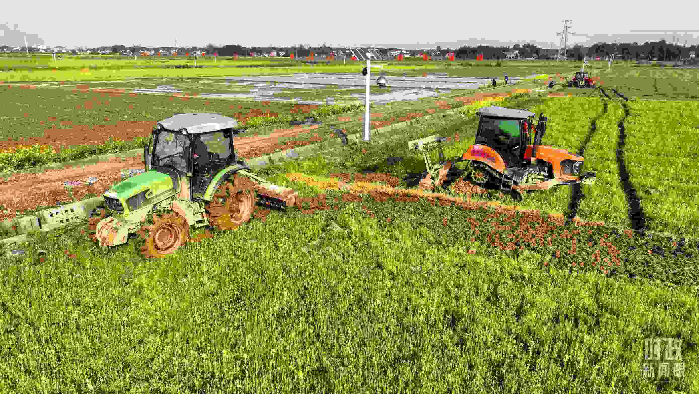 △位于港中坪村的糧食生產(chǎn)萬(wàn)畝綜合示范片區(qū)，春耕備耕生產(chǎn)繁忙。（總臺(tái)央廣記者潘毅拍攝）