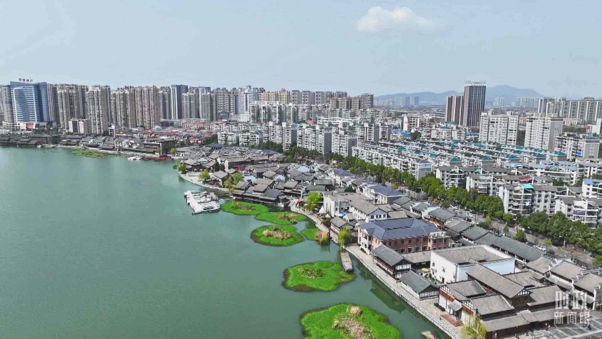 △沅江江畔，常德河街與現(xiàn)代建筑交相輝映。（總臺(tái)央視記者范凱拍攝）