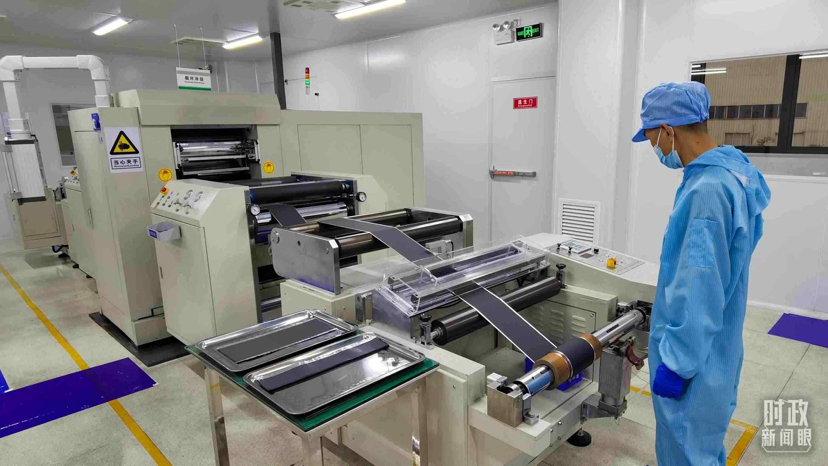 △這是電池生產(chǎn)的極片冷壓操作車(chē)間。（總臺(tái)央視記者郭鴻拍攝）