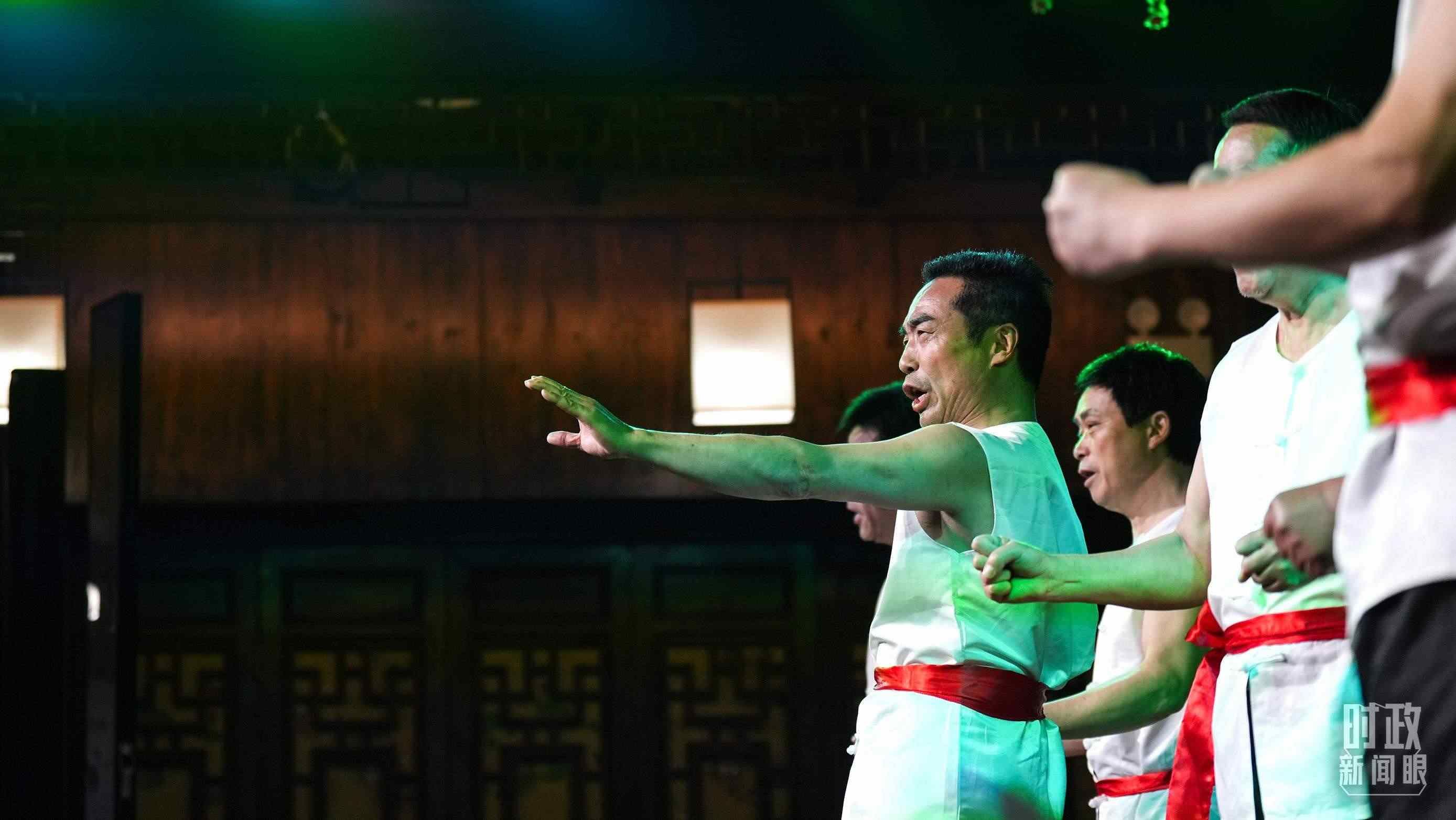 △常德河街，鴛鴦走馬樓上演常德高腔《穆桂英掛帥》和澧水船工號(hào)子。（總臺(tái)央視記者許永松、國(guó)廣記者李晉拍攝）