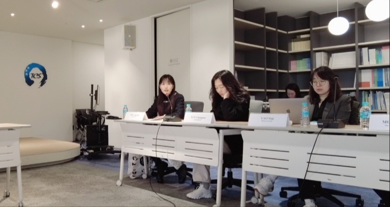 記者（左一）在交流活動上，以加強中日韓三國經(jīng)濟(jì)合作、增進(jìn)三國民眾相互理解為主題發(fā)表演講。權(quán)小星攝