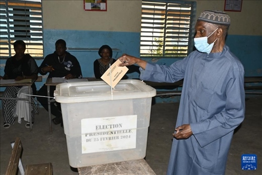 3月24日, 選民在塞內(nèi)加爾首都達(dá)喀爾的一處投票站投票。新華社發(fā)（登巴·蓋伊攝）