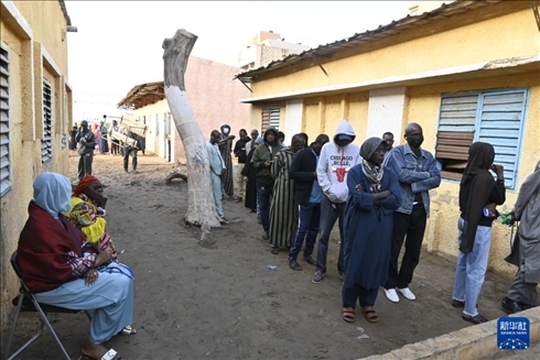 3月24日, 選民在塞內(nèi)加爾首都達(dá)喀爾的一處投票站前排隊。新華社發(fā)（登巴·蓋伊攝）