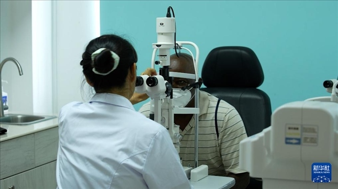 3月4日，在多米尼克羅索的中多友誼醫(yī)院眼科中心，援多醫(yī)療隊成員、南方醫(yī)科大學第三附屬醫(yī)院眼科主治醫(yī)師魯志卿為病人做檢查。新華社記者 王朝 攝