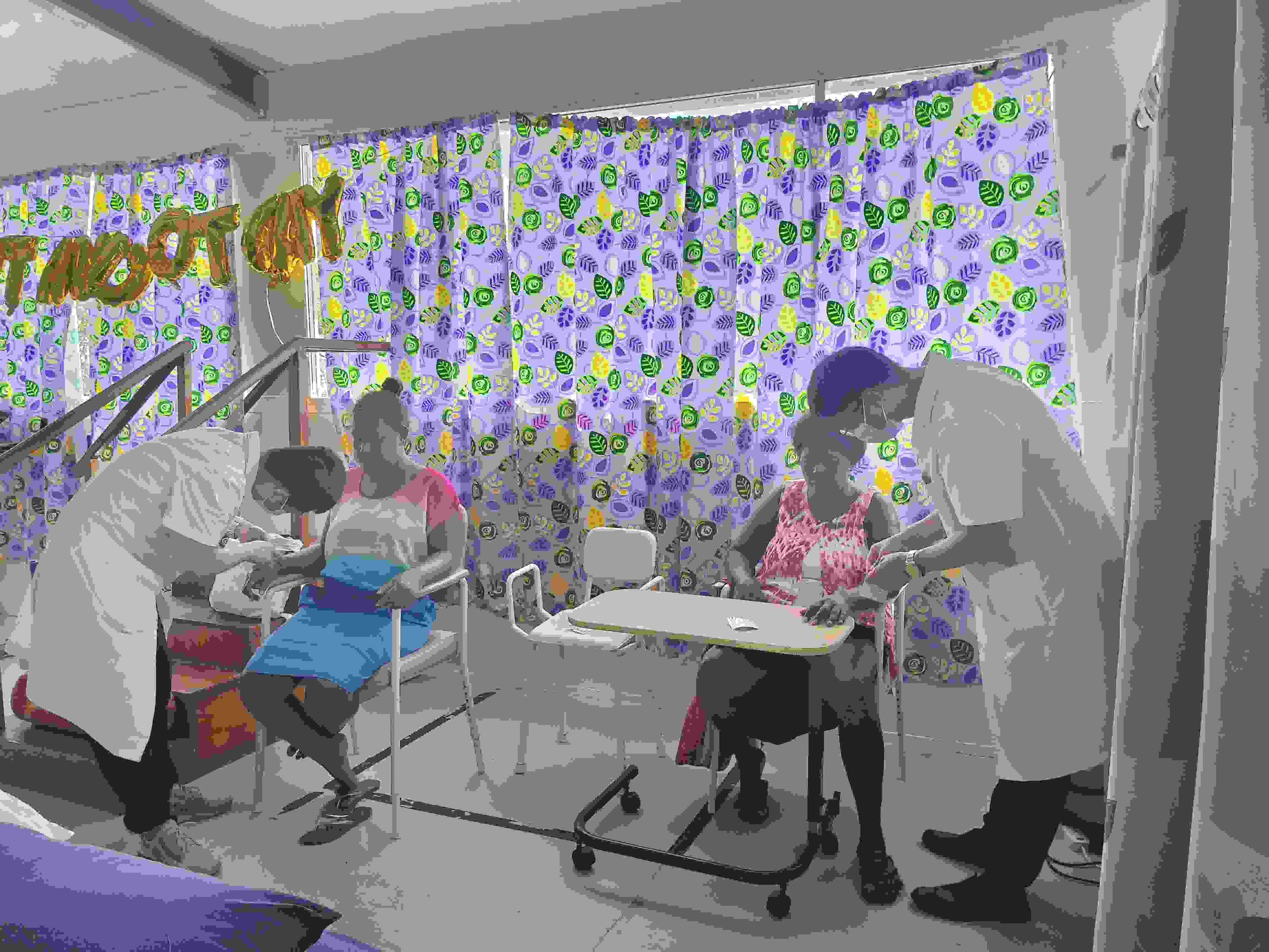 2023年7月3日，中國(guó)援助所羅門(mén)群島醫(yī)療隊(duì)針灸大夫在所羅門(mén)群島首都霍尼亞拉國(guó)家轉(zhuǎn)診醫(yī)院為患者治療。