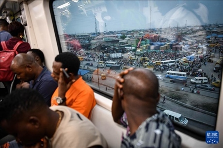 2月28日，在尼日利亞拉各斯，人們乘坐輕軌藍(lán)線列車。新華社記者 韓旭 攝