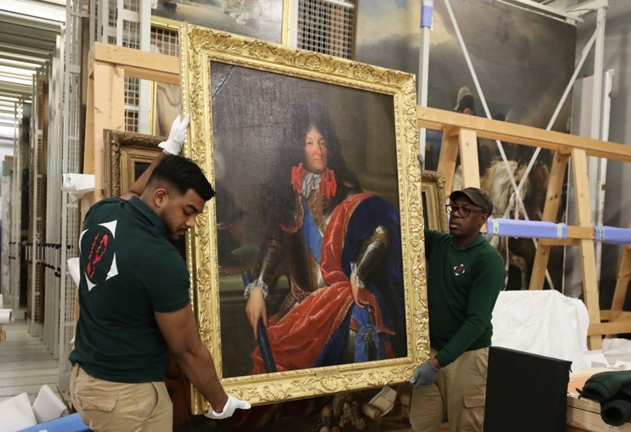  2024年3月11日，在法國(guó)巴黎近郊的凡爾賽宮，工作人員準(zhǔn)備打包油畫《路易十四戎裝像》。在2024年中法建交60周年暨中法文化旅游年之際，凡爾賽宮和故宮博物院將于4月至6月在故宮共同舉辦“凡爾賽宮與紫禁城”展覽。凡爾賽宮工作人員將70余件法方展品打包裝箱，計(jì)劃在不久之后將其運(yùn)往北京。新華社記者 高靜 攝