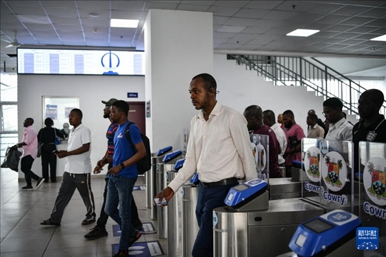 2月28日，在尼日利亞拉各斯，人們?cè)谳p軌藍(lán)線碼頭站刷卡出站。新華社記者 韓旭 攝