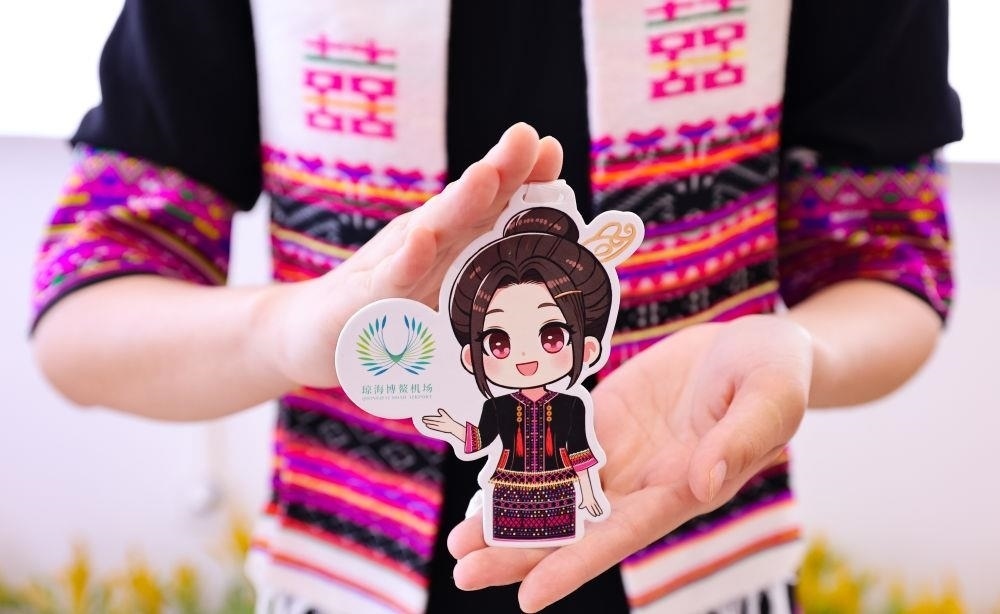 △2024年3月22日，博鰲機(jī)場工作人員展示“博鰲香”香氛卡片。