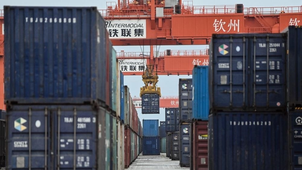 △2023年5月11日，在廣西欽州鐵路集裝箱中心站，塔吊在下卸集裝箱。近年來，在RCEP政策紅利推動下，中國與東盟產(chǎn)業(yè)合作不斷深化，助力區(qū)域經(jīng)濟(jì)發(fā)展。