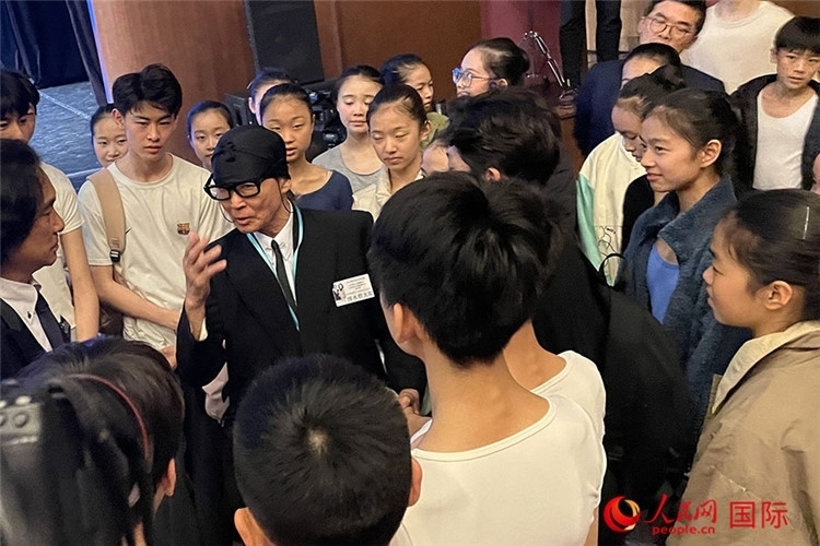 松山芭蕾舞團總代表清水哲太郎與中央芭蕾舞團舞蹈學校的學生們交流。人民網記者 張麗婭攝